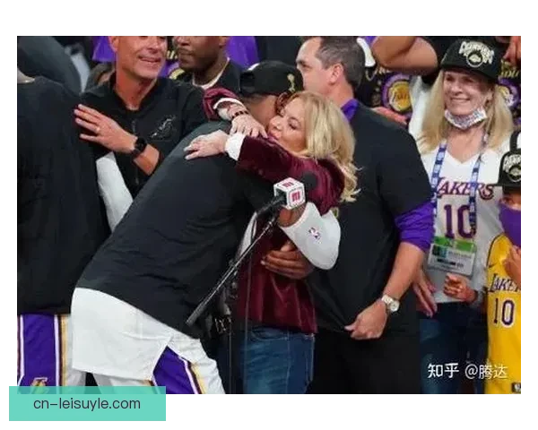 老詹回应报道不受影响珍妮相尊